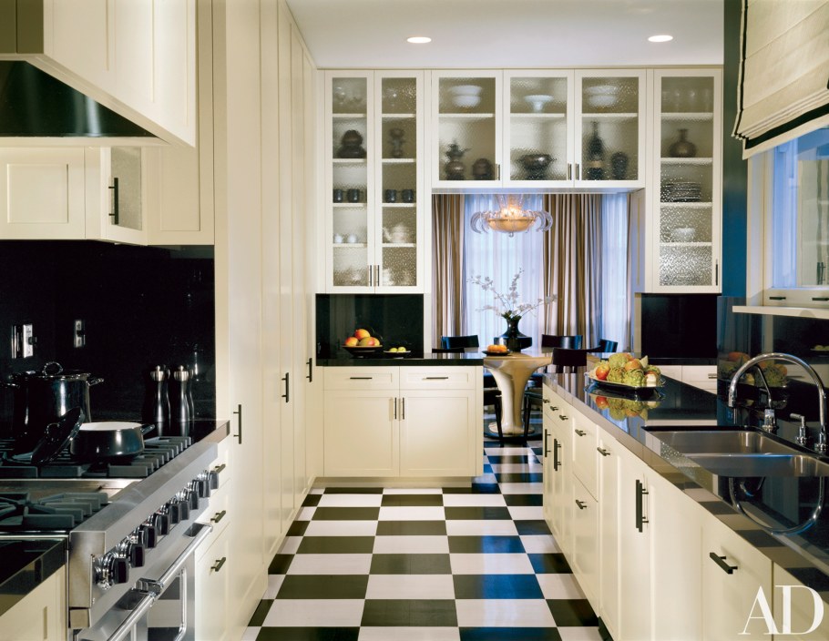 Кухня с черным полом