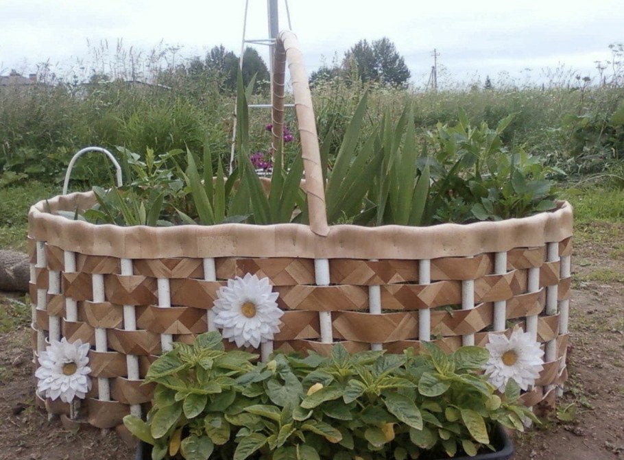 Плетеные корзины клумбы