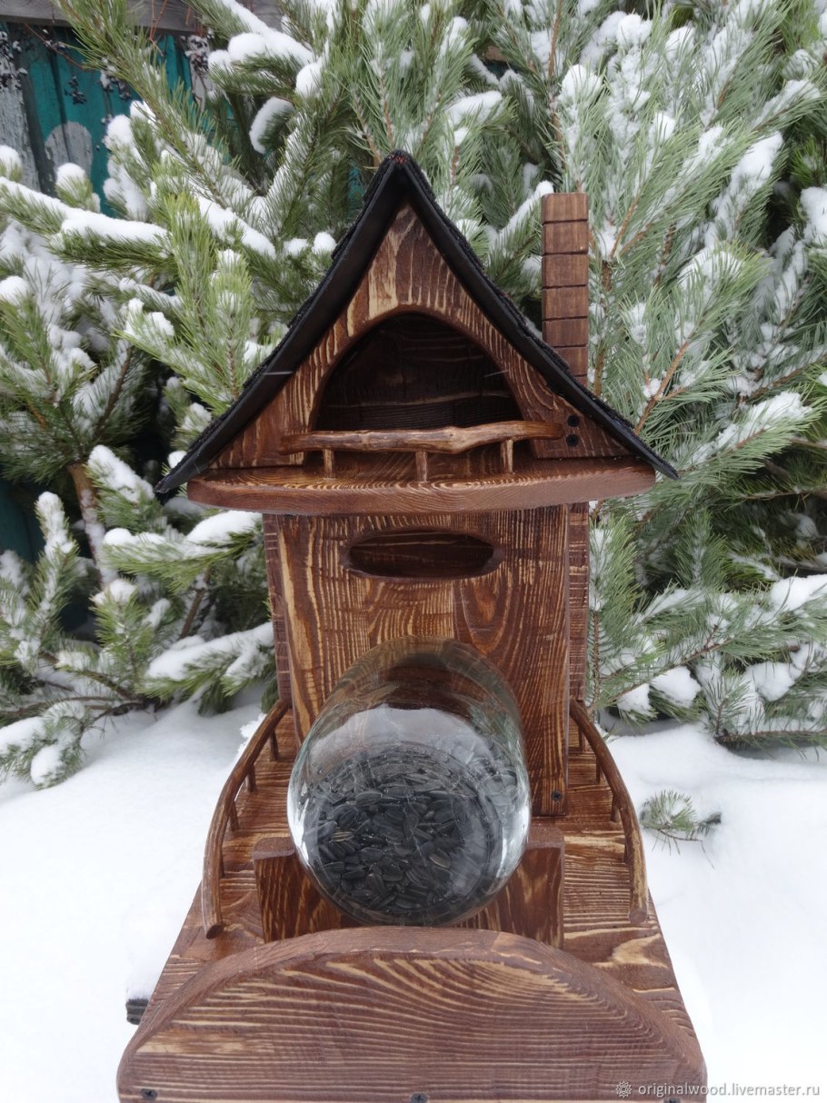 Кормушка для белок из дерева