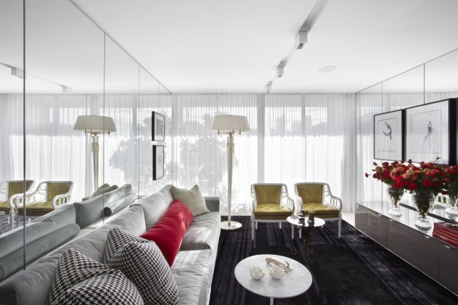 Гостиная с зеркальной стеной