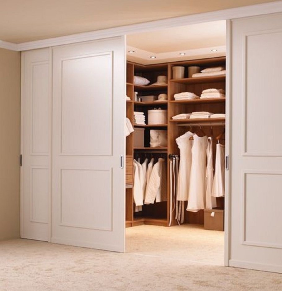 Дверь в гардеробную комнату