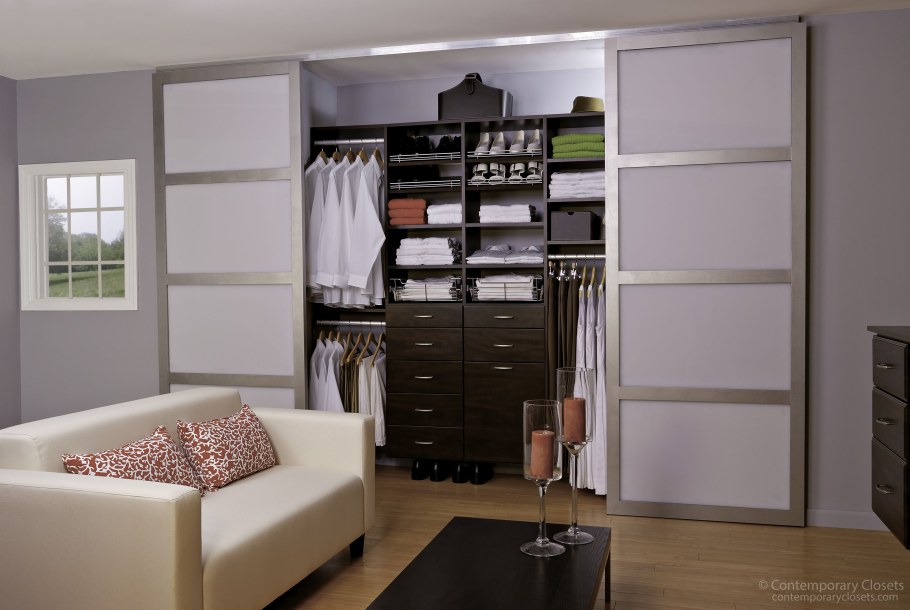 Гардеробная с раздвижными дверями