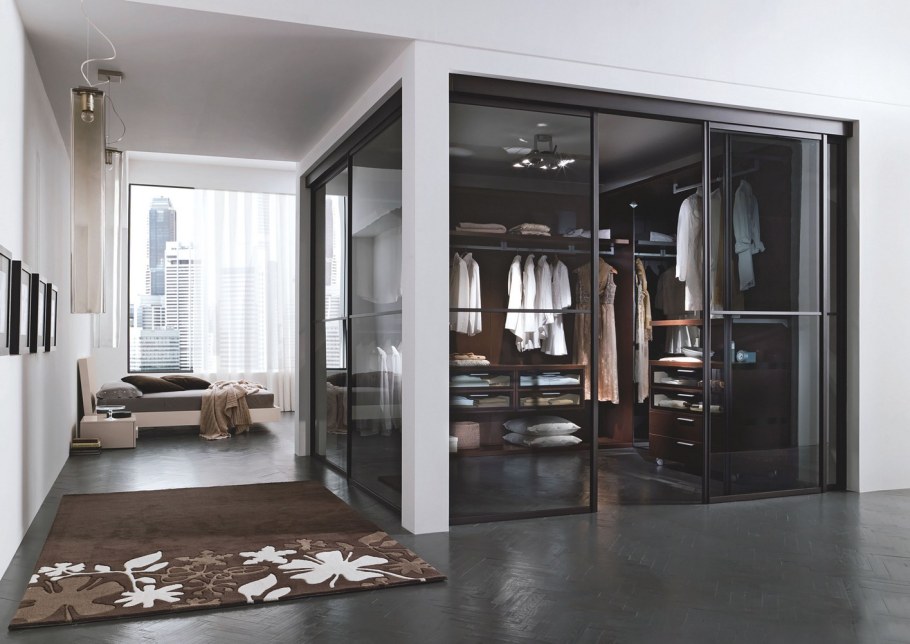 Гардеробная со стеклянными дверями