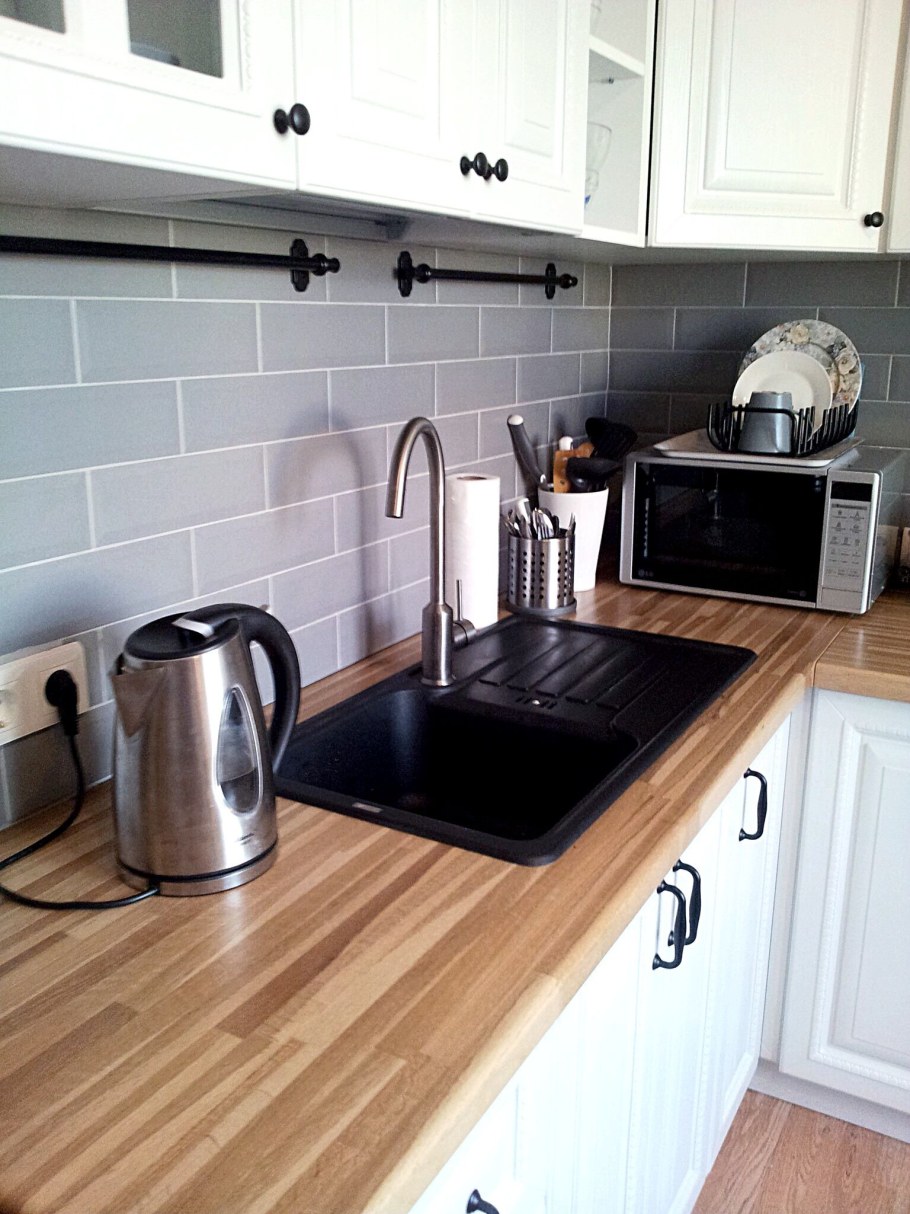 Кухня с деревянной столешницей