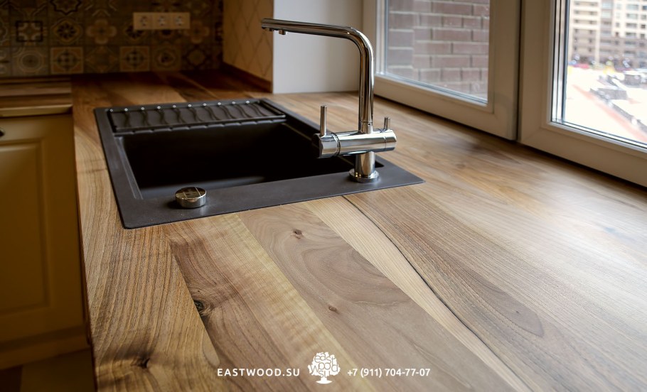 Темная мойка на деревянной столешнице