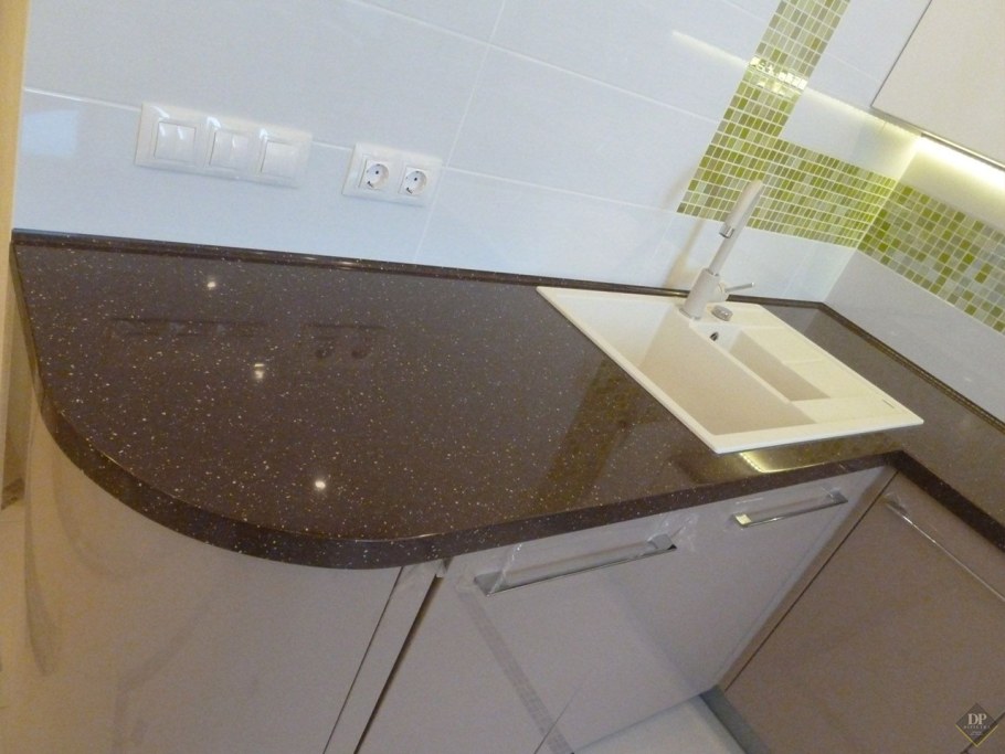 Белая раковина на коричневой столешницей