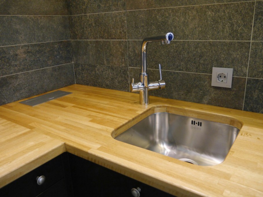 Раковина на деревянной столешнице на кухне