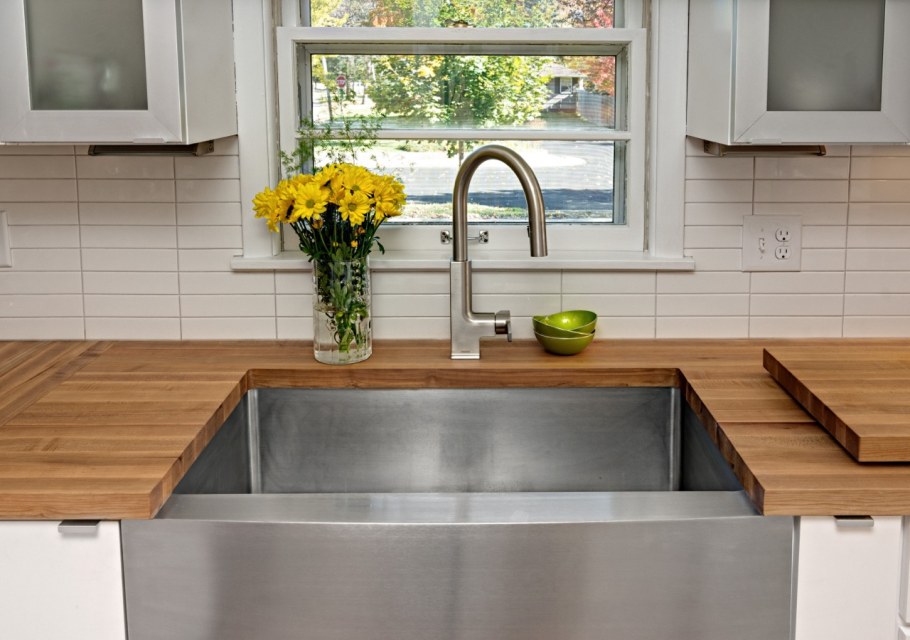 Мойка на деревянной столешнице