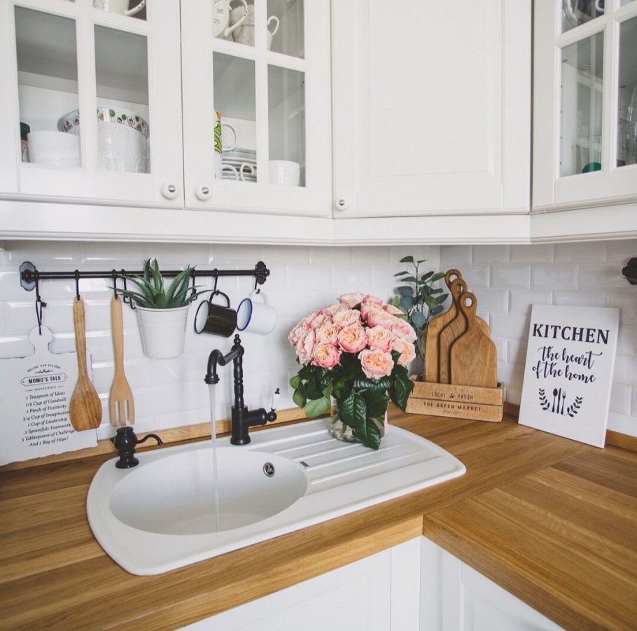 Белая раковина на деревянной столешнице