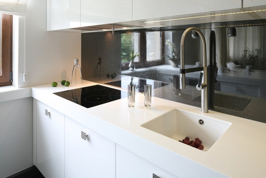 Черная раковина на белой столешнице