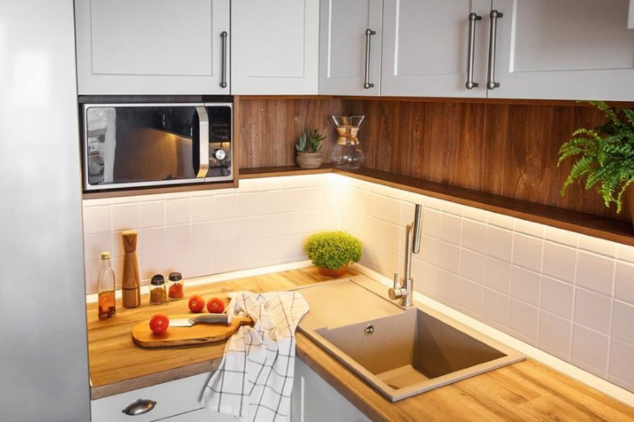 Белая мойка в столешнице под дерево