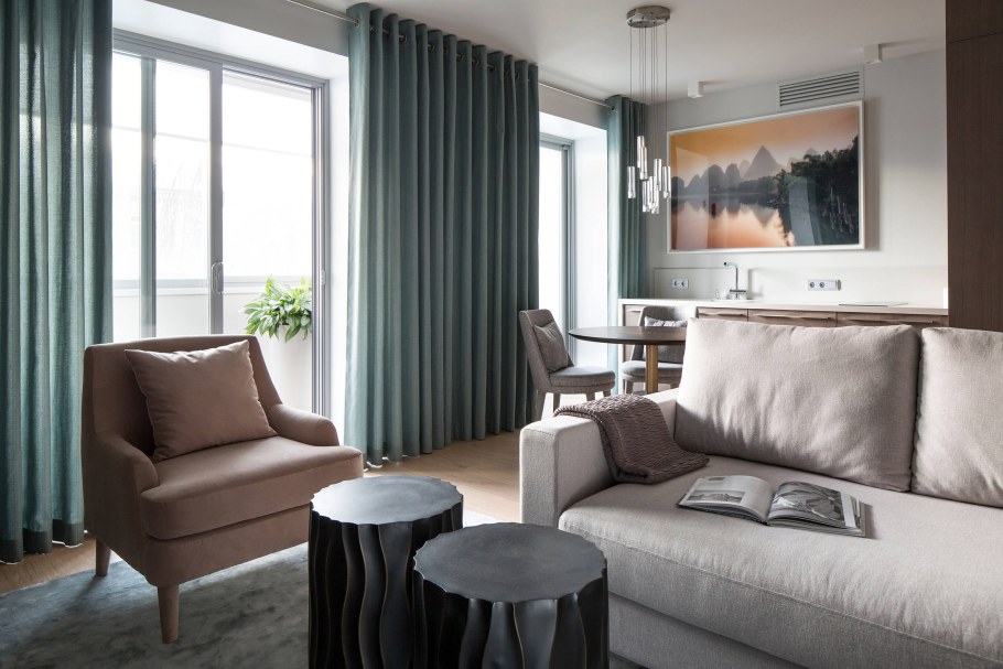 Интерьер гостиной в квартире с серыми шторами