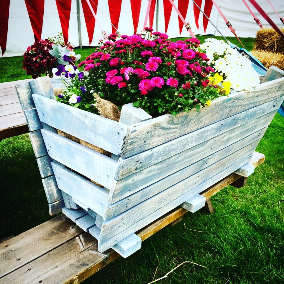 Цветник из поддонов