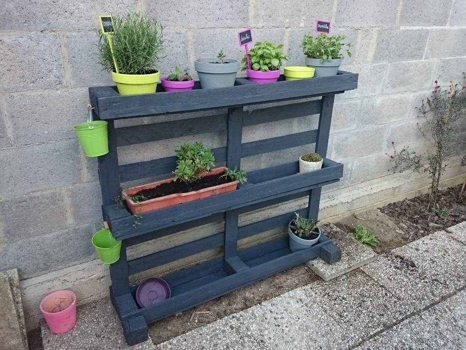 Стеллаж для цветов из поддонов
