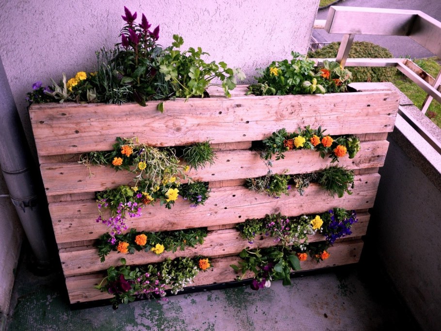 Цветник из паллетов