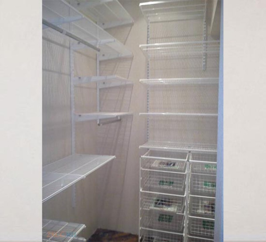 Стеллажи в маленькой кладовке