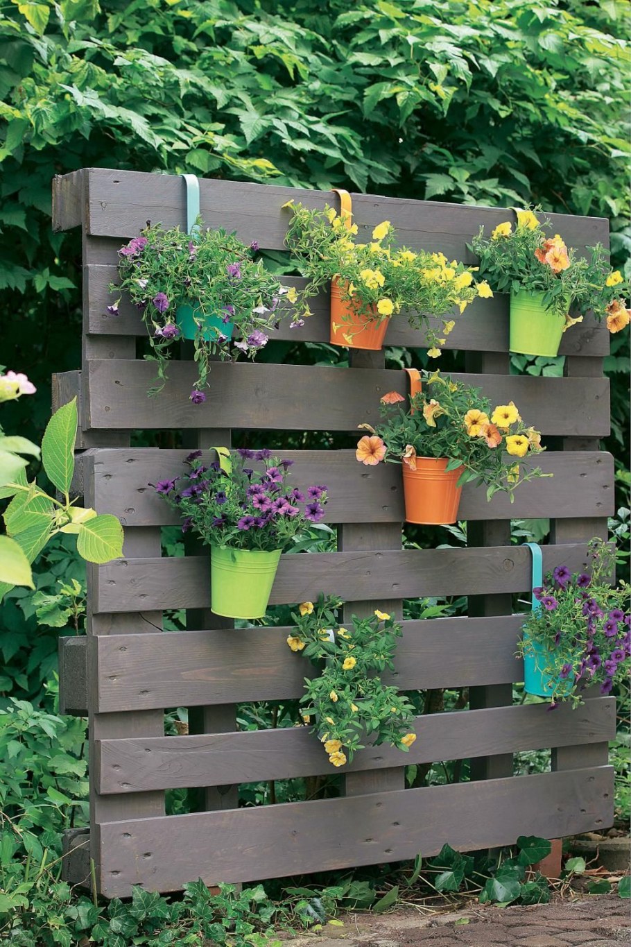 Цветник из поддонов