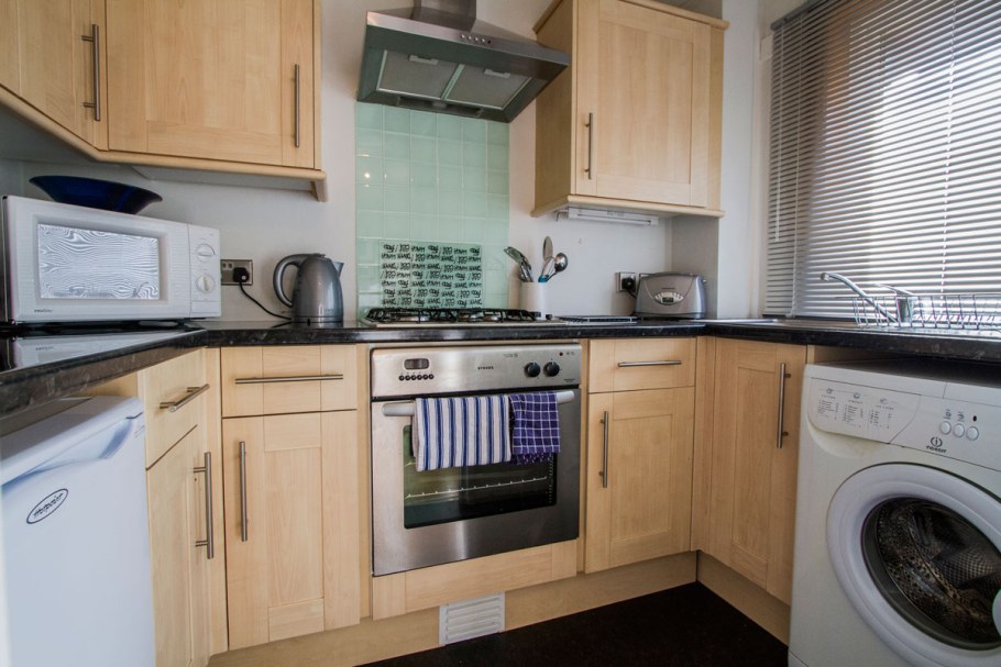 Маленькая кухня со стиральной машинкой