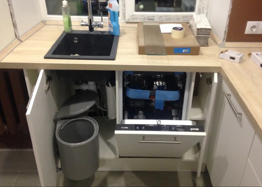 Кухня с холодильником под столешницей