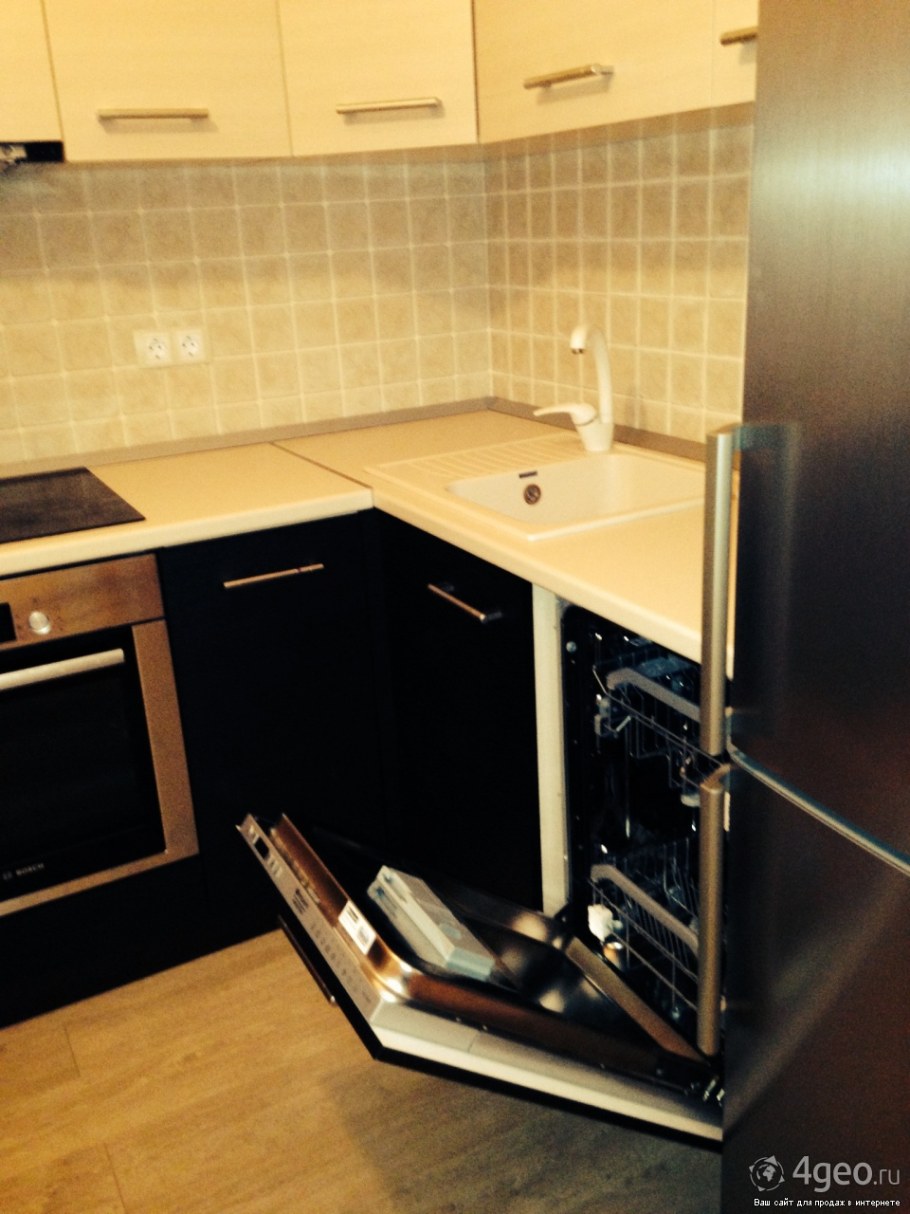 Маленькая угловая кухня со встроенной техникой