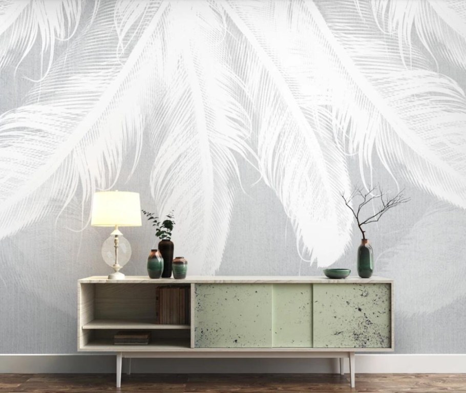 Обои с перьями в интерьере гостиной