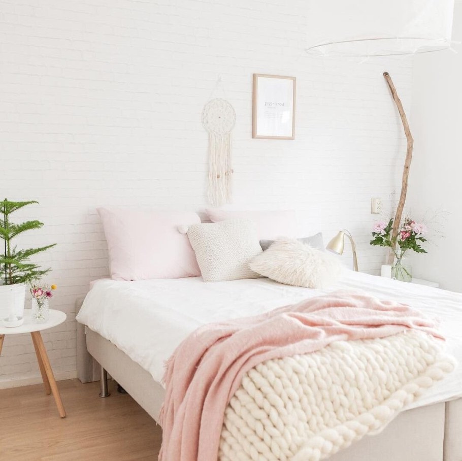 Розовая кровать в интерьере спальни