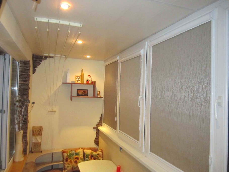 Оцлогные шторы на балконе