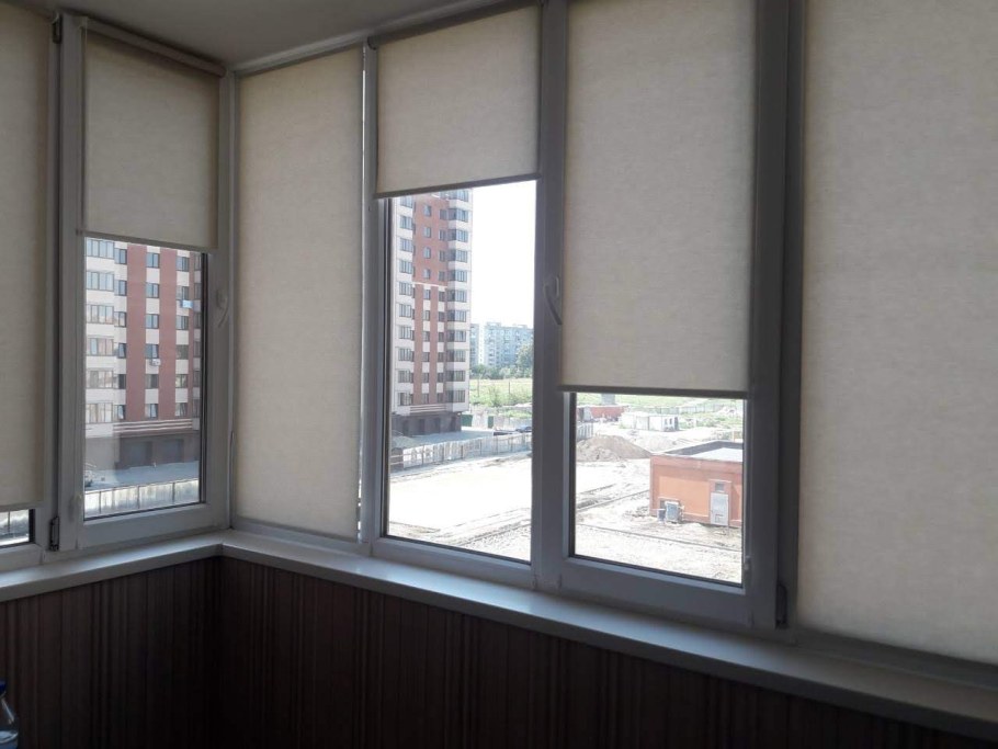 Рулонные шторы на балконе с панорамным остеклением