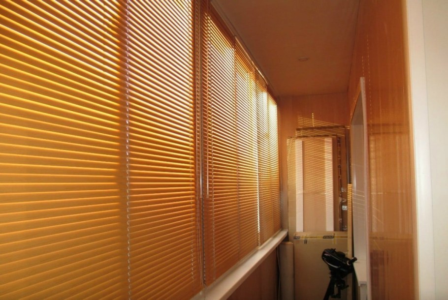Жалюзи на балкон