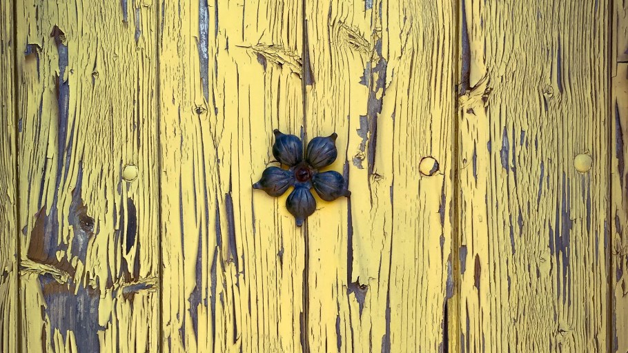 Облупленная краска на дереве