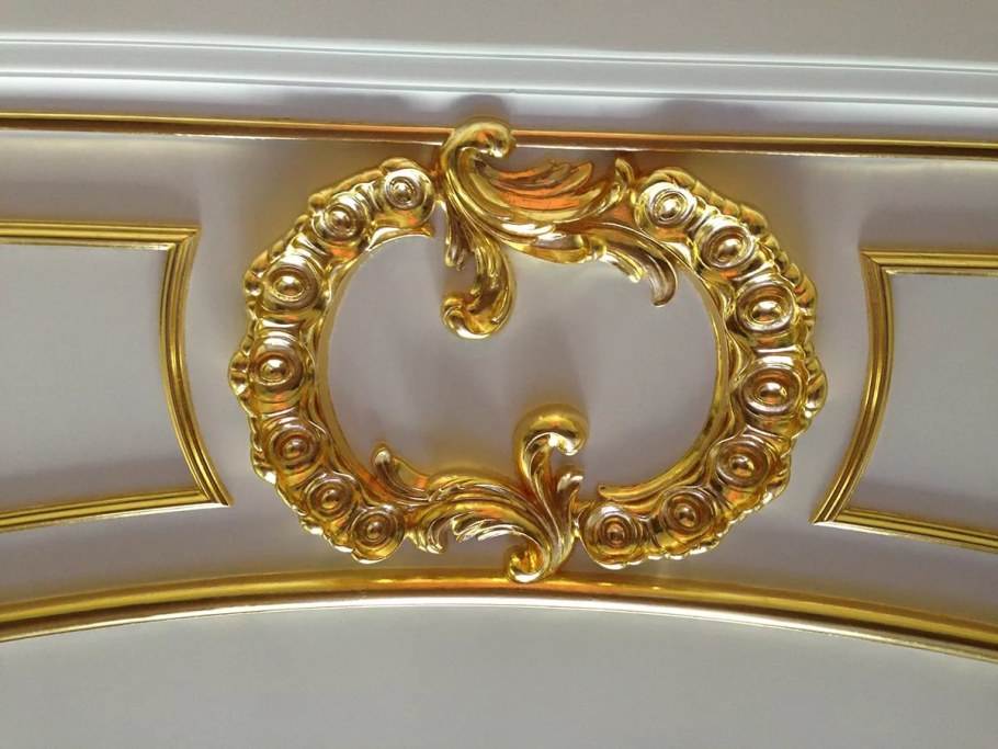 Золотая краска для молдинга