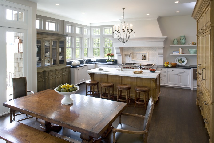 Просторная кухня с обеденной зоной в частном доме