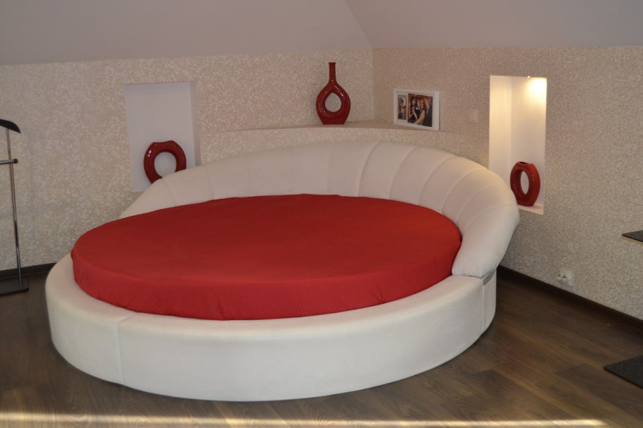 Круглая кровать в интерьере
