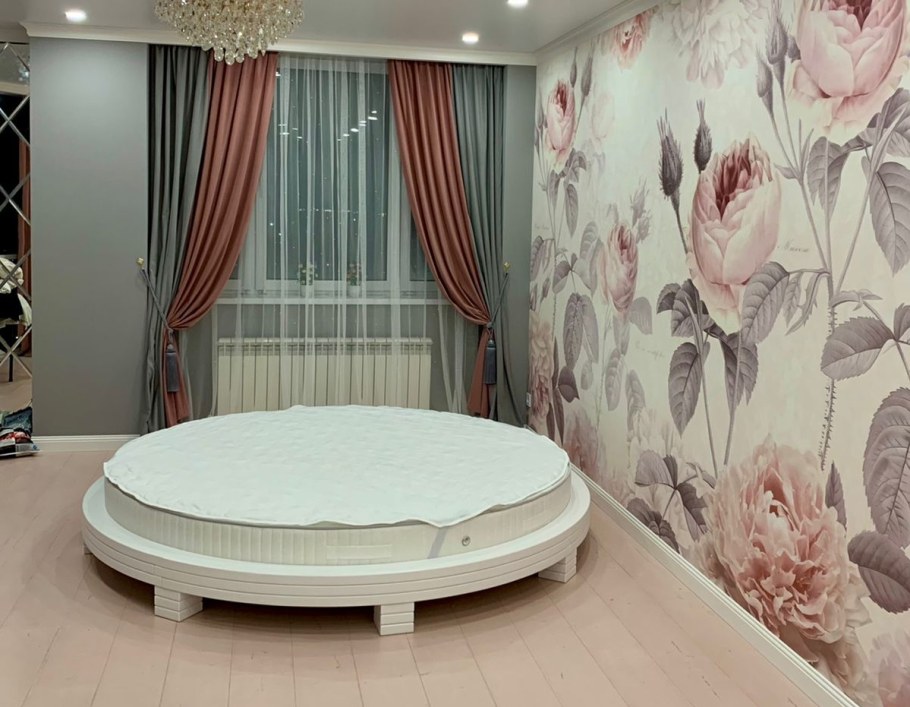 Круглая кровать в маленькой спальне