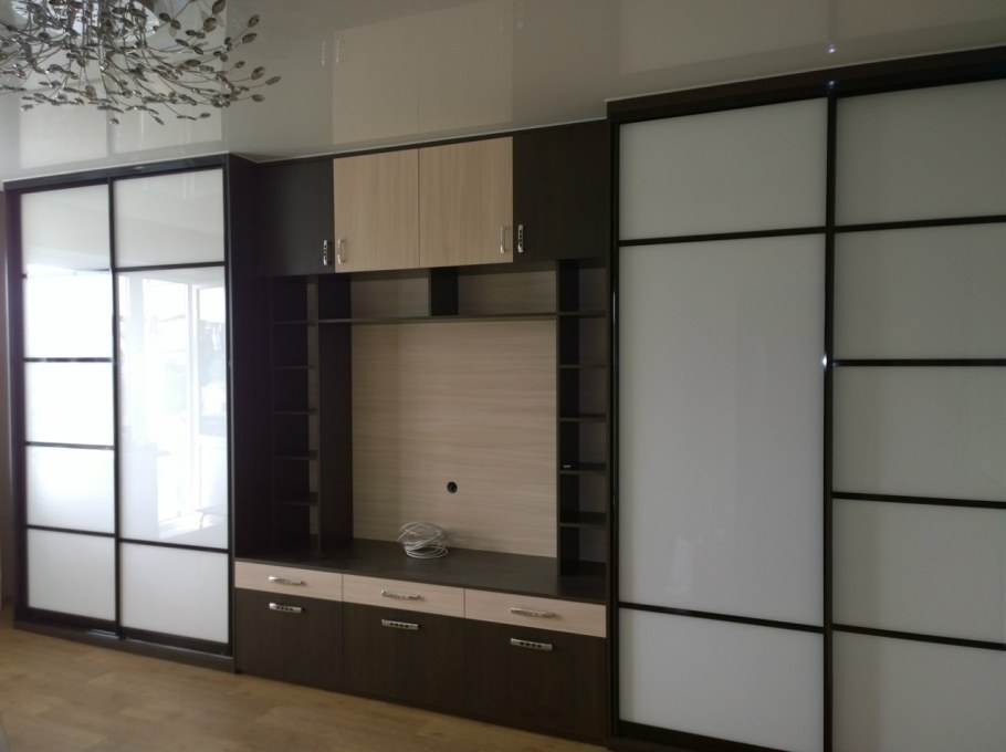 Встроенный шкаф в гостиной