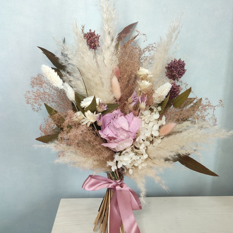 Букет из сухоцветов с гортензией