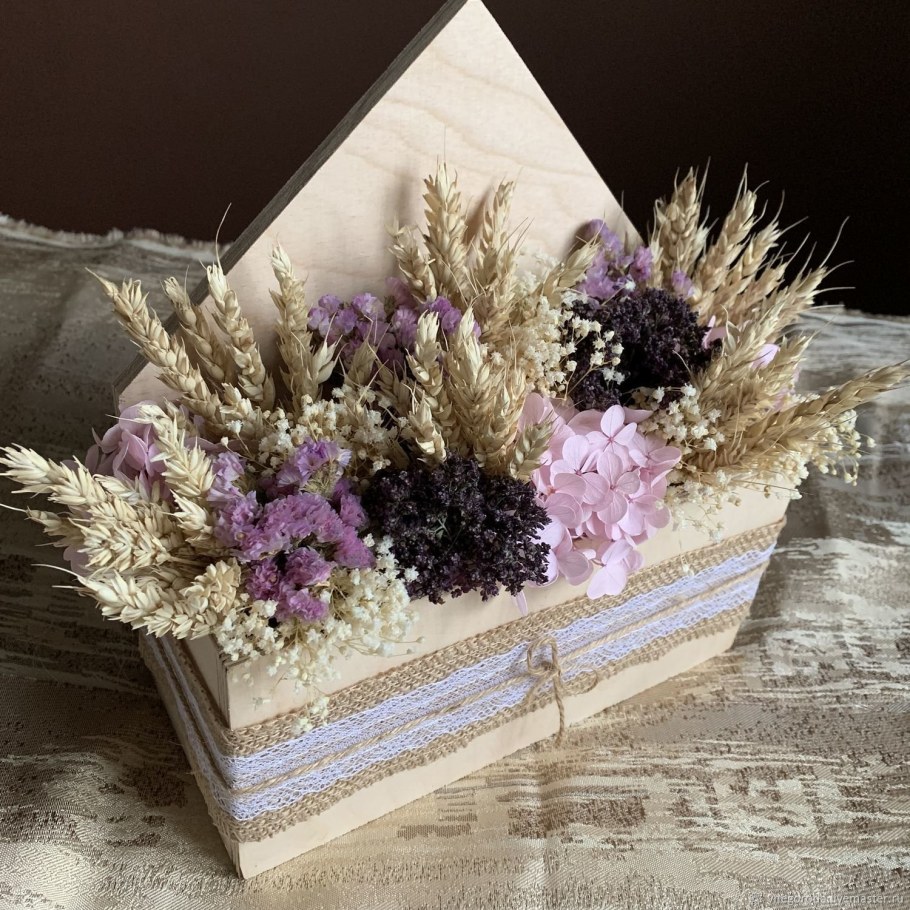 Цветочная экспозиция из сухоцветов