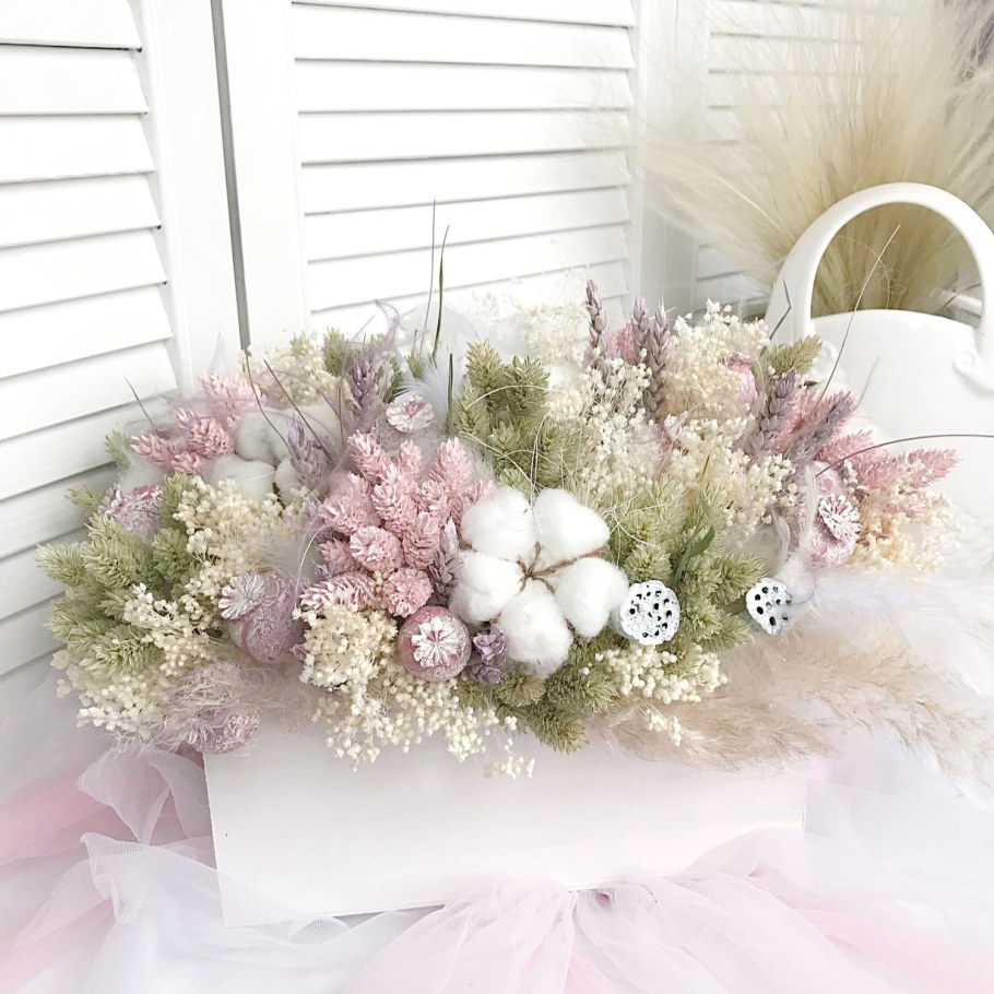 Композиция из сухоцветов с гортензией