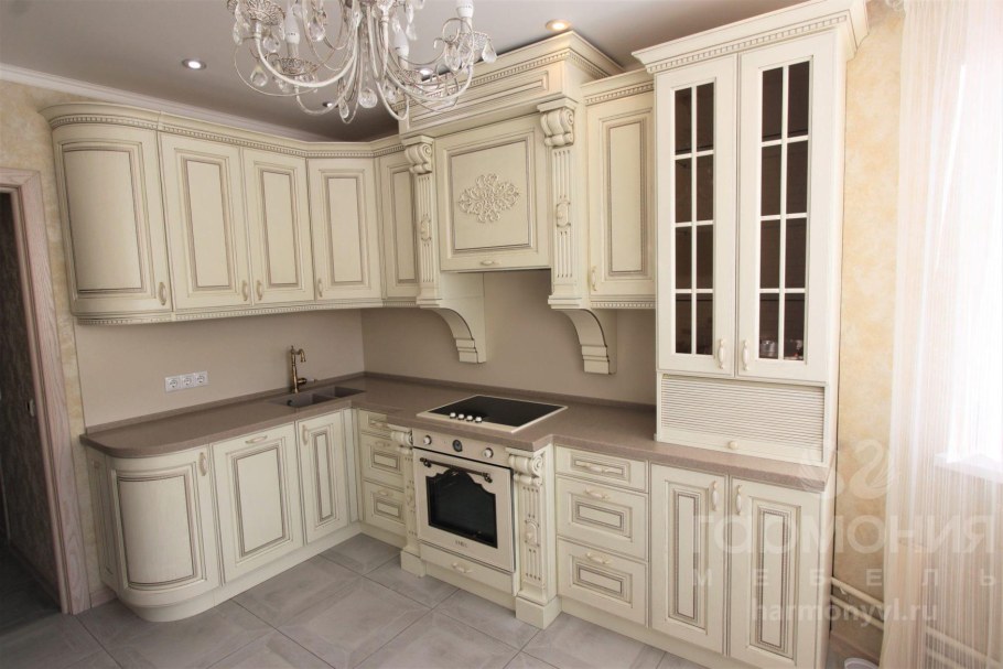 Кухня слоновая кость с патиной