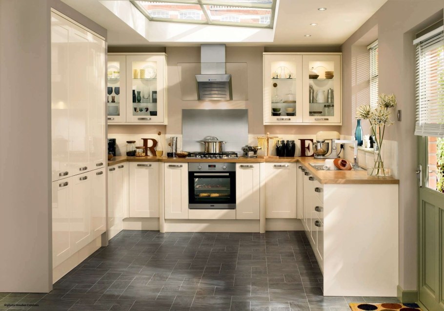 Кухня цвета слоновой кости в интерьере