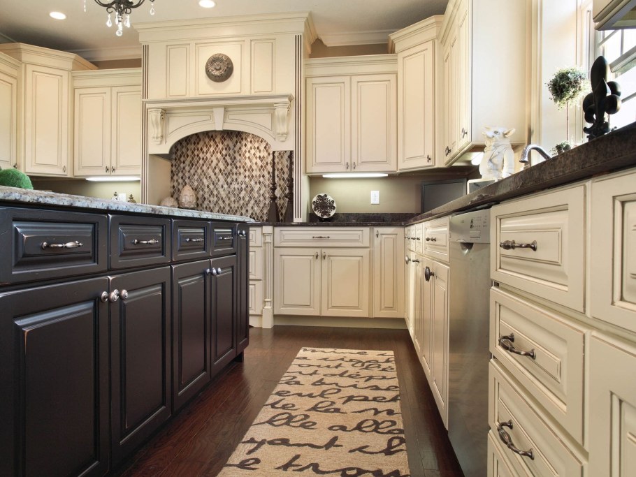 Кухня с темной столешницей