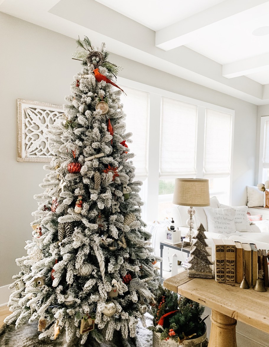 Елка заснеженная в интерьере гостиной