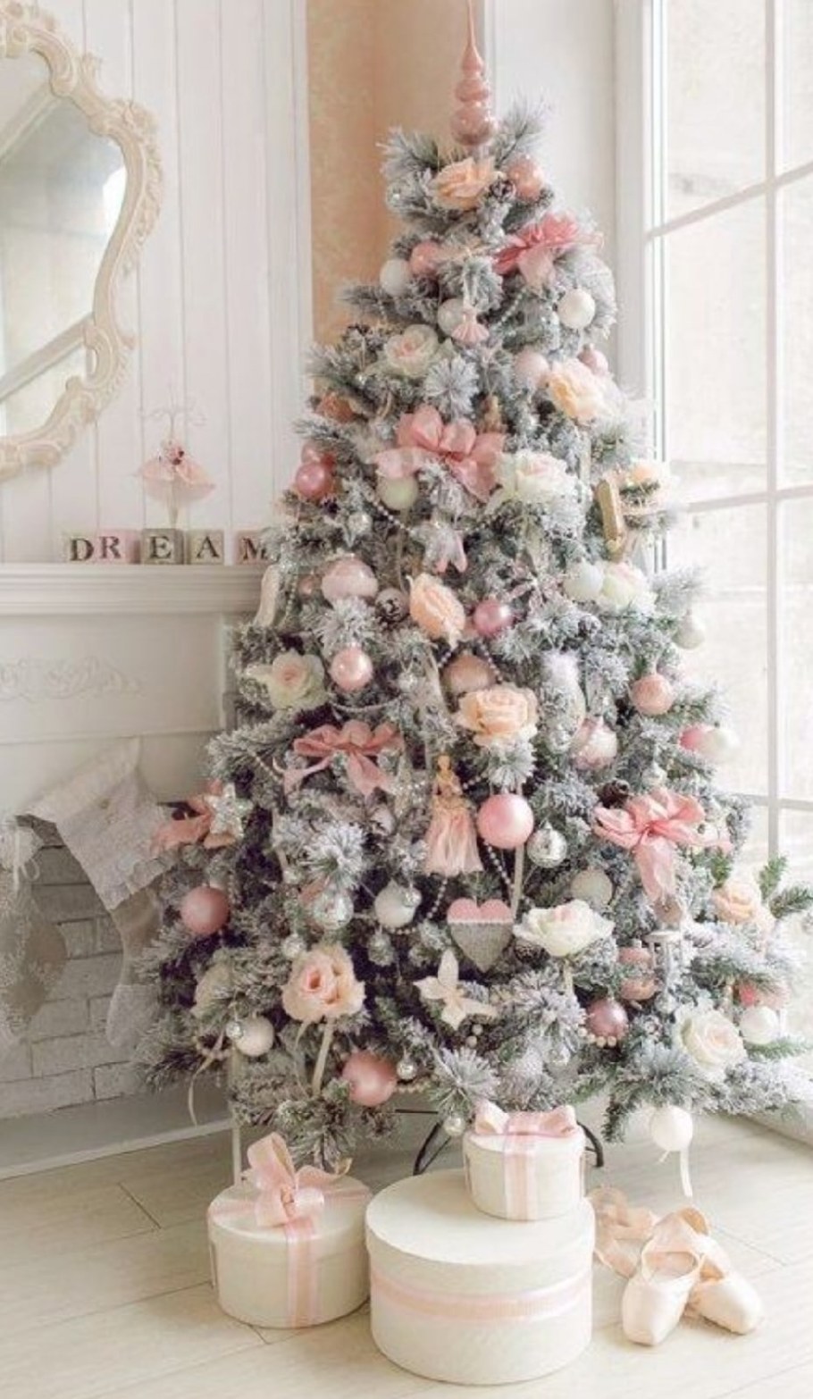 Белая елка с розовыми игрушками