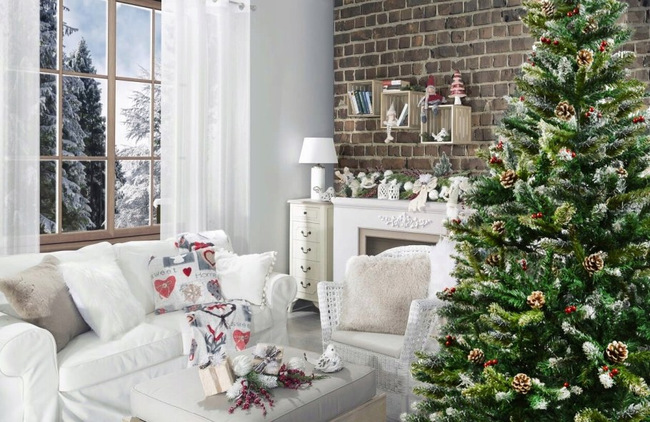 Елка искусственная наряженная