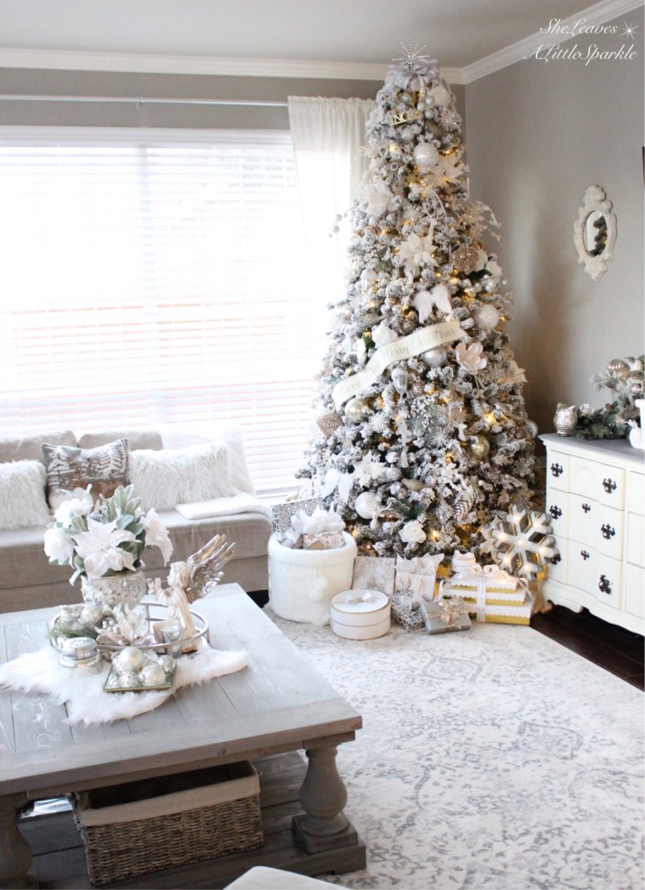 Заснеженная ель в интерьере