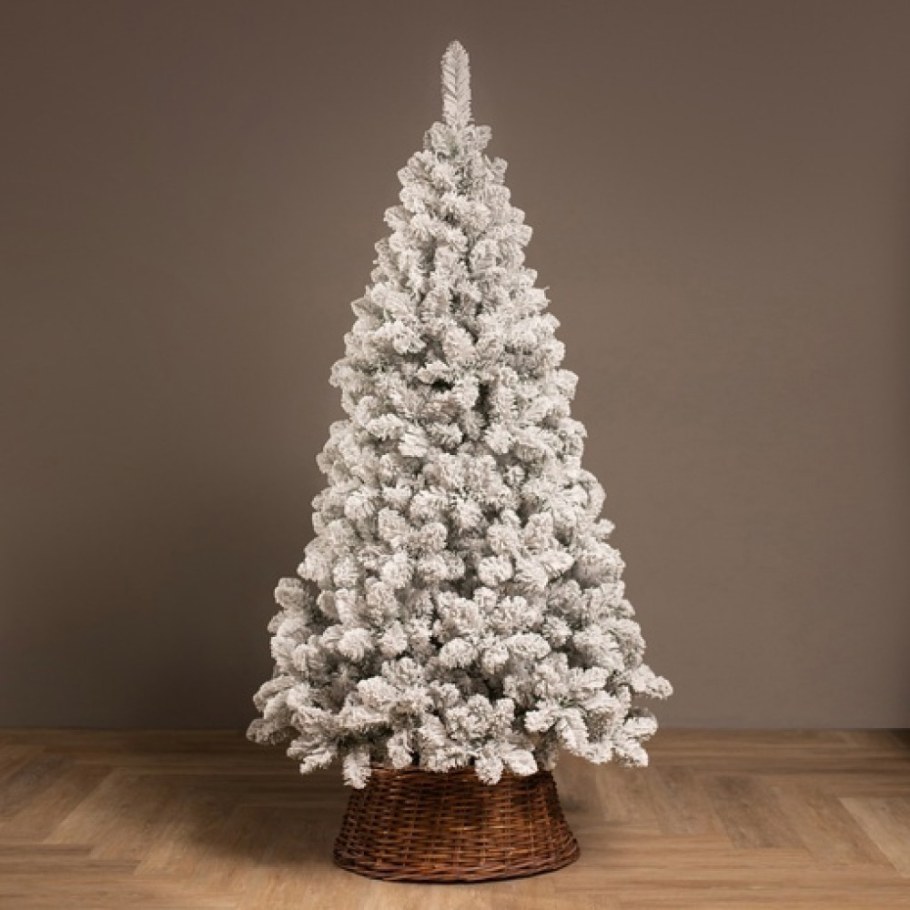 Вставные ветки на заснеженной ели искусственной