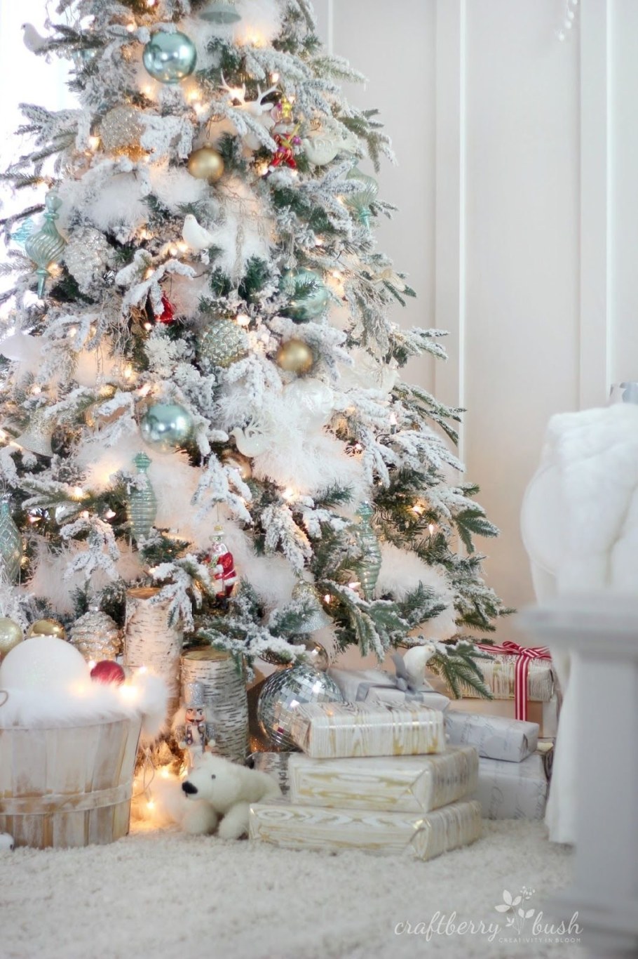 Заснеженная елка с игрушками