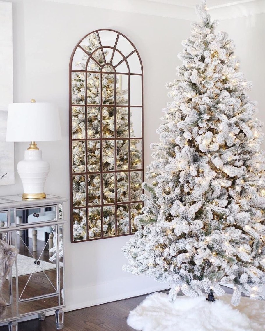 Заснеженная ель в интерьере