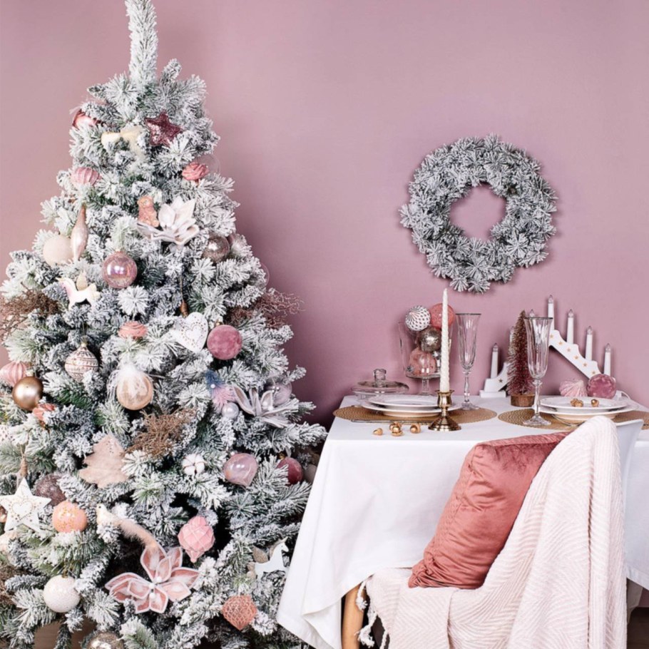Заснеженная елка в розовых тонах