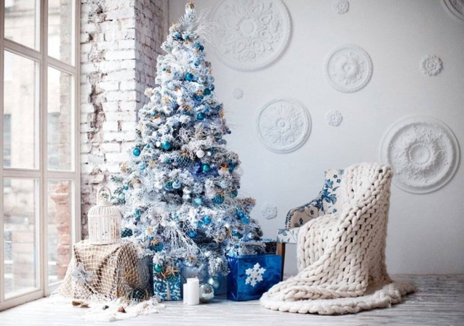 Новогодний интерьер в голубых тонах